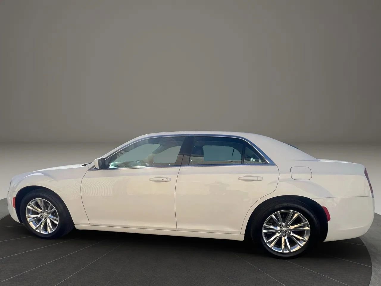 Used 2019 Chrysler 300 Touring L w/ Quick Order Package 22F image 8