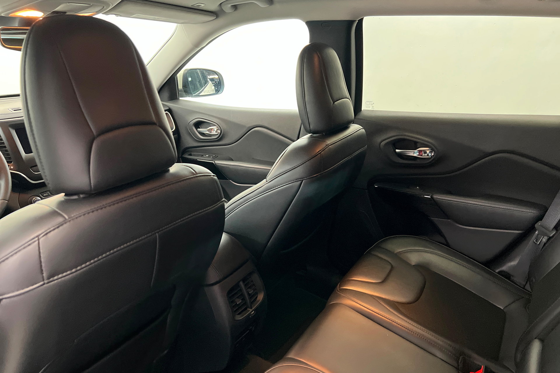 Used 2019 Jeep Cherokee Latitude Plus AWD/4WD image 19