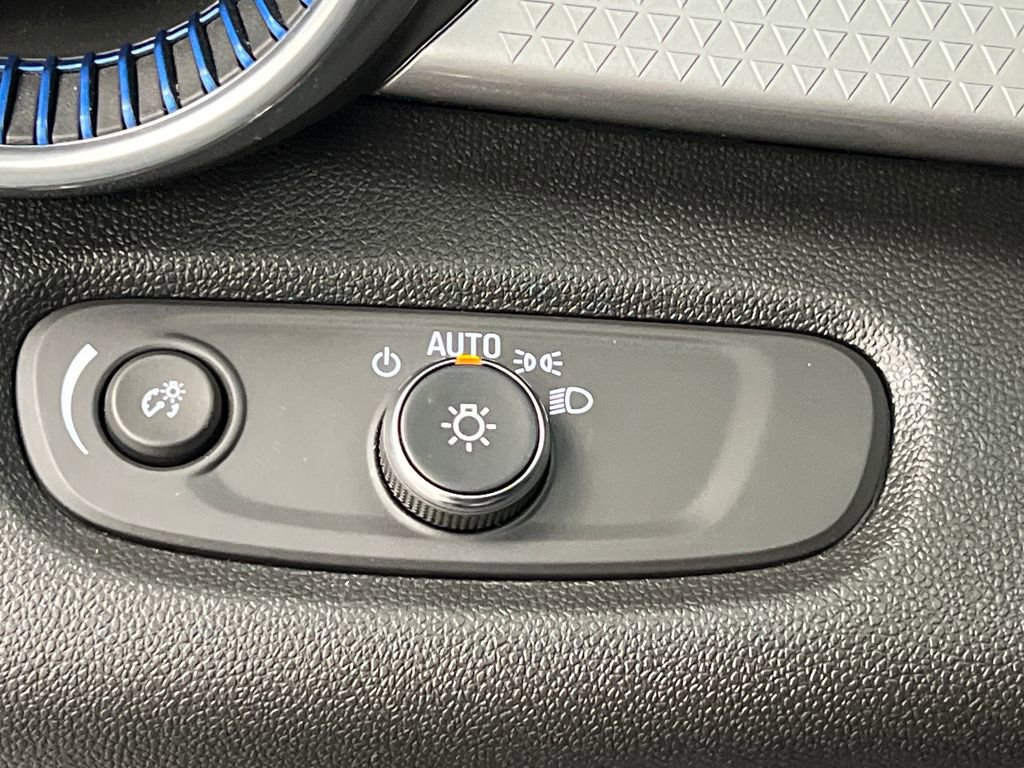 Used 2025 Chevrolet Trax LT w/ LT Convenience Package FWD image 36