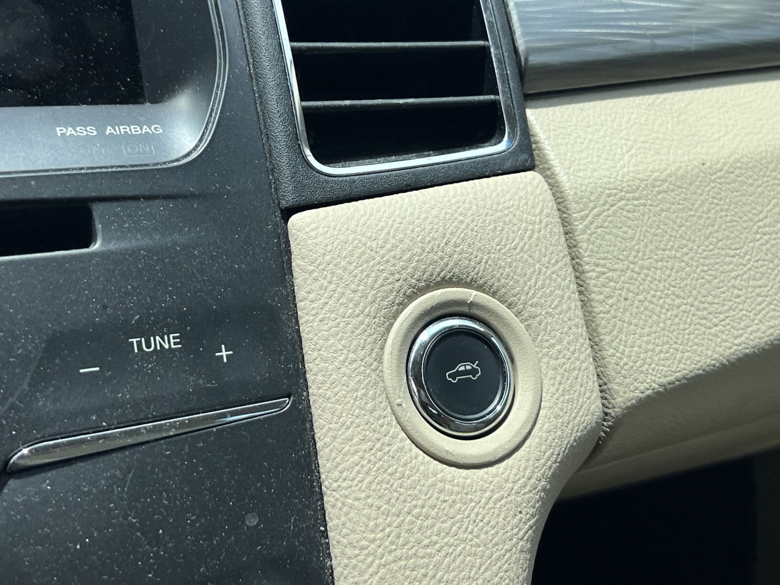 Used 2013 Ford Taurus SEL FWD image 29
