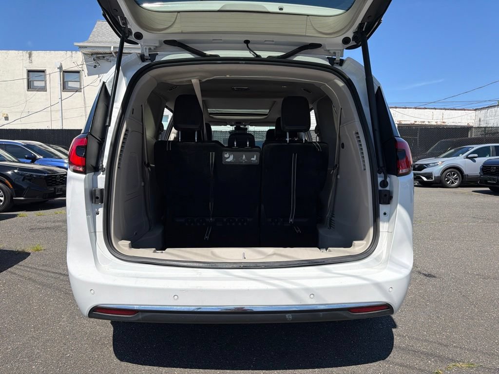 Used 2021 Chrysler Pacifica Touring-L w/ Uconnect Theater Family Group AWD/4WD image 8