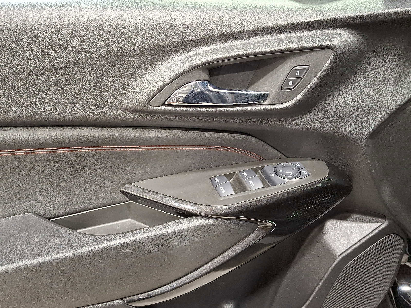 Used 2024 Chevrolet Trax RS w/ Sunroof Package image 12