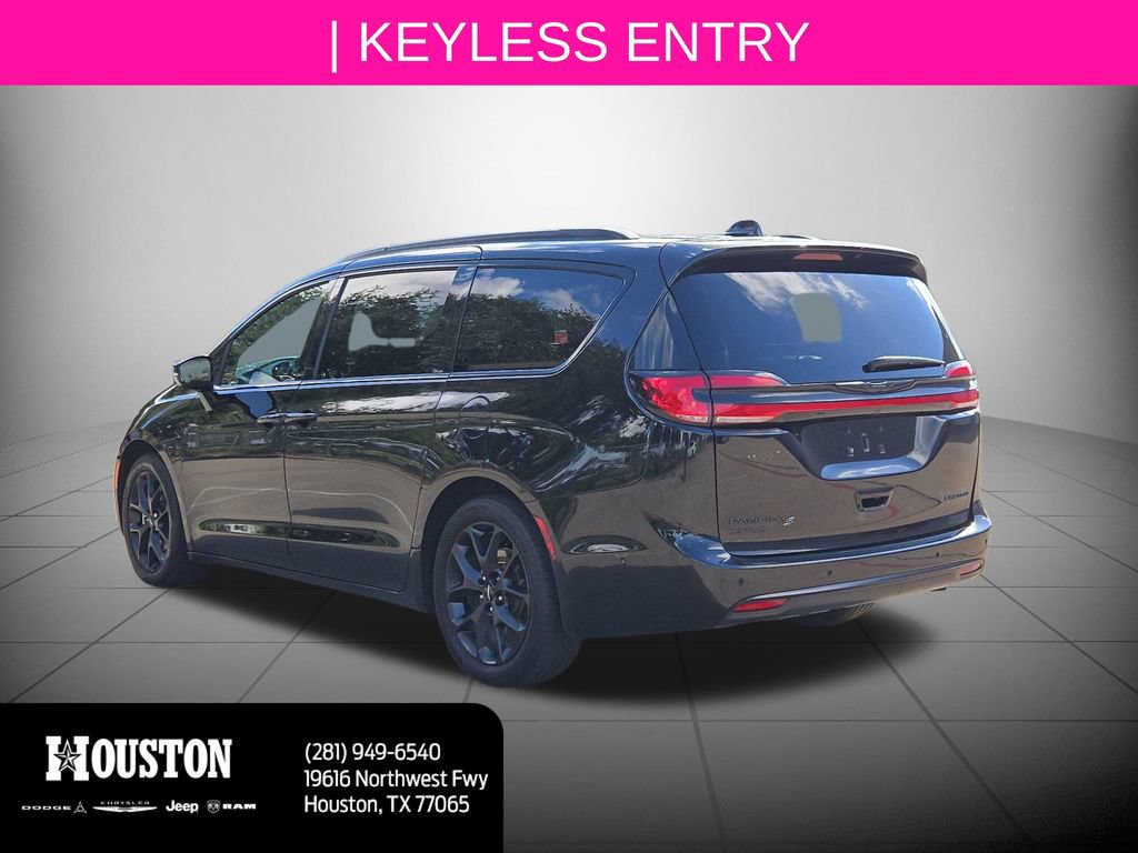 Used 2024 Chrysler Pacifica Limited w/ Uconnect Theater Family Group FWD image 6