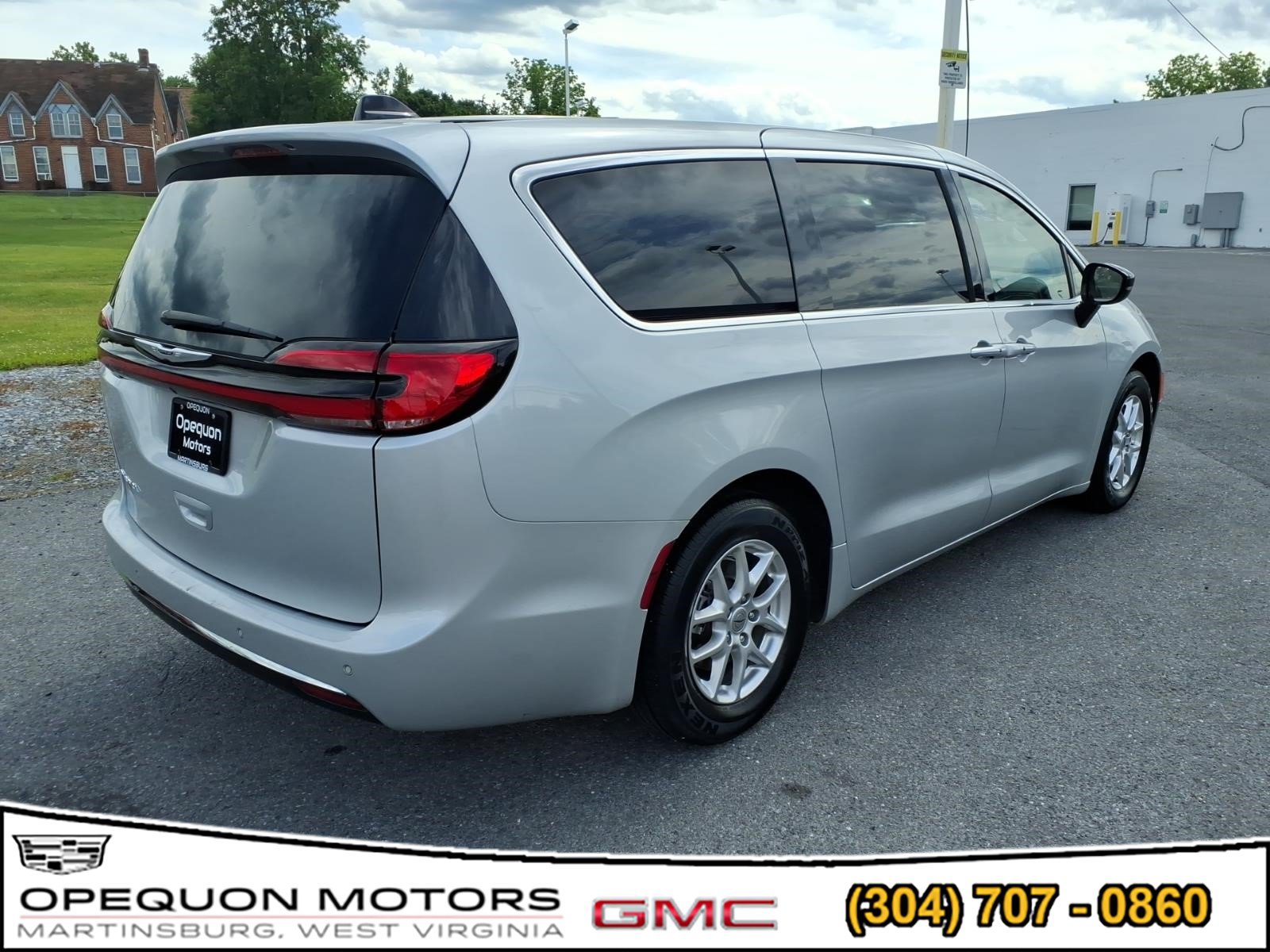 Used 2024 Chrysler Pacifica Touring-L FWD image 6