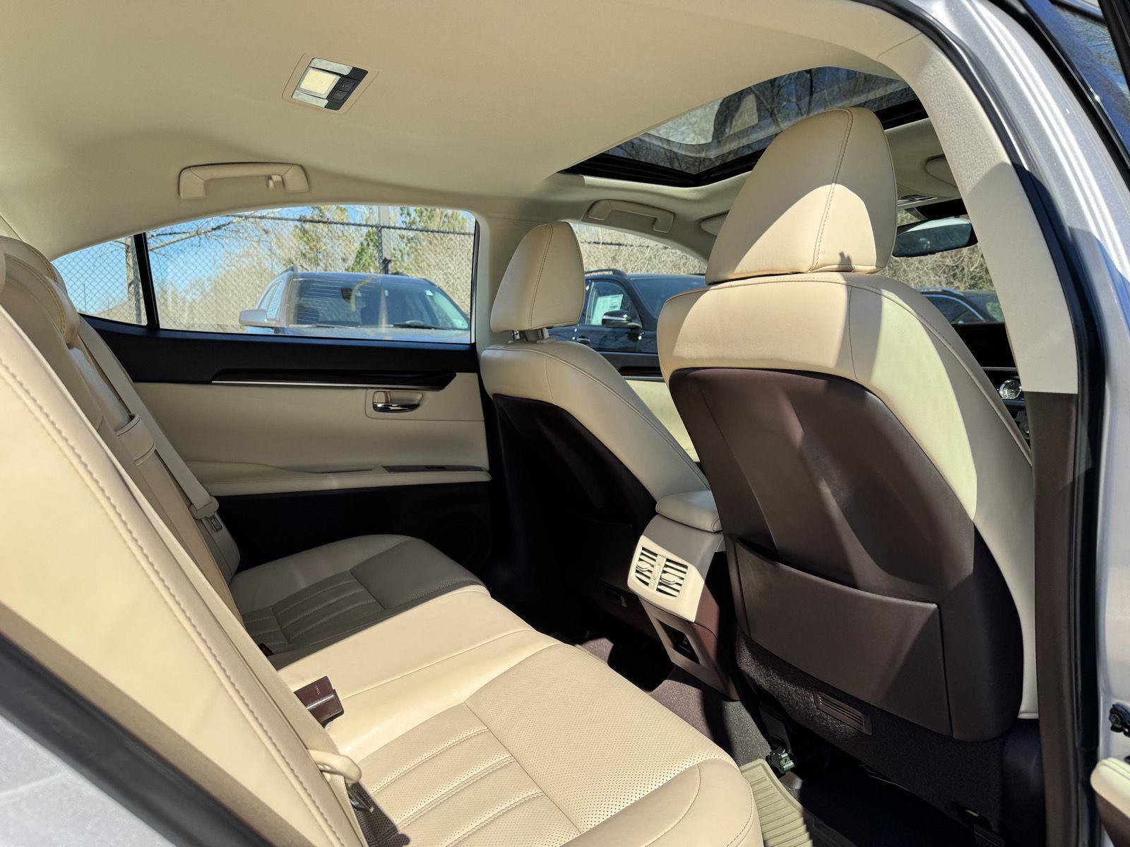 Used 2018 Lexus ES 350 w/ Luxury Package w/Wood Trim image 27