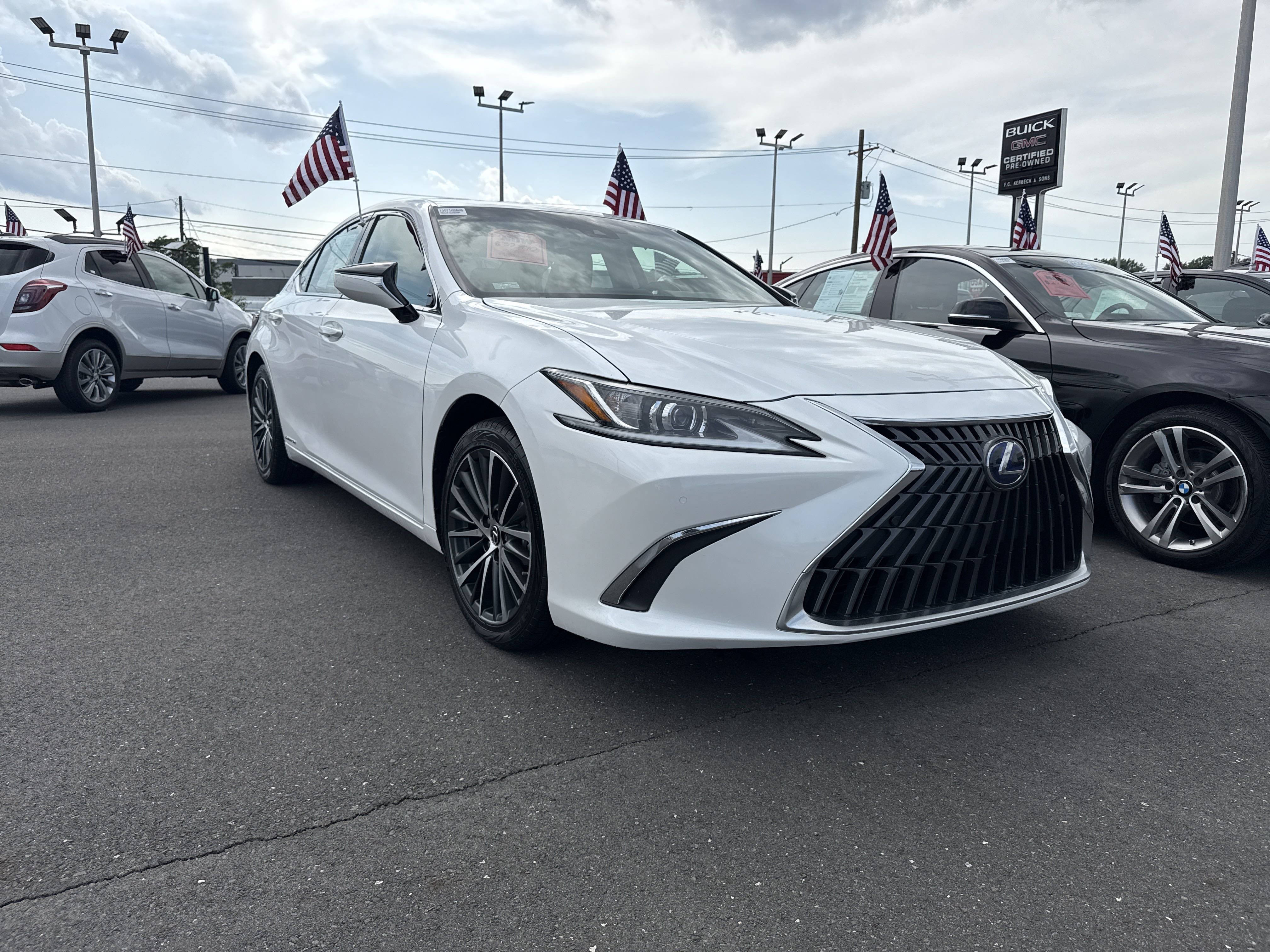 Used 2022 Lexus ES 300h w/ Premium Package image 3
