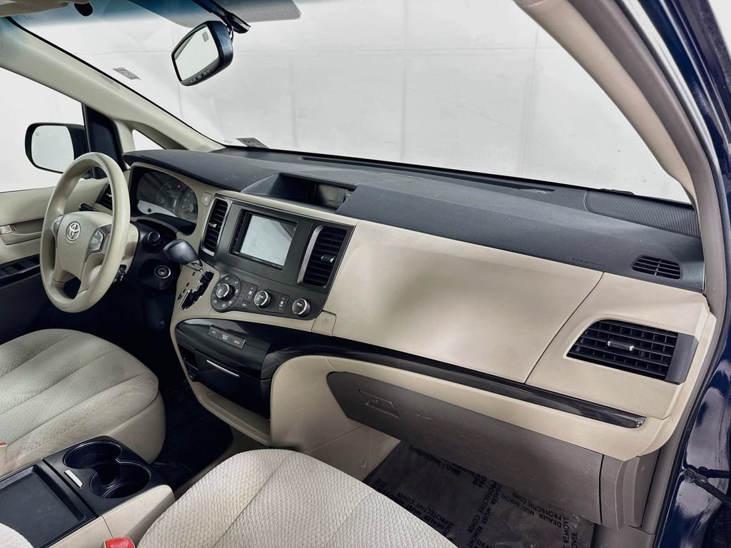 Used 2011 Toyota Sienna LE w/ Towing Pkg AWD/4WD image 31