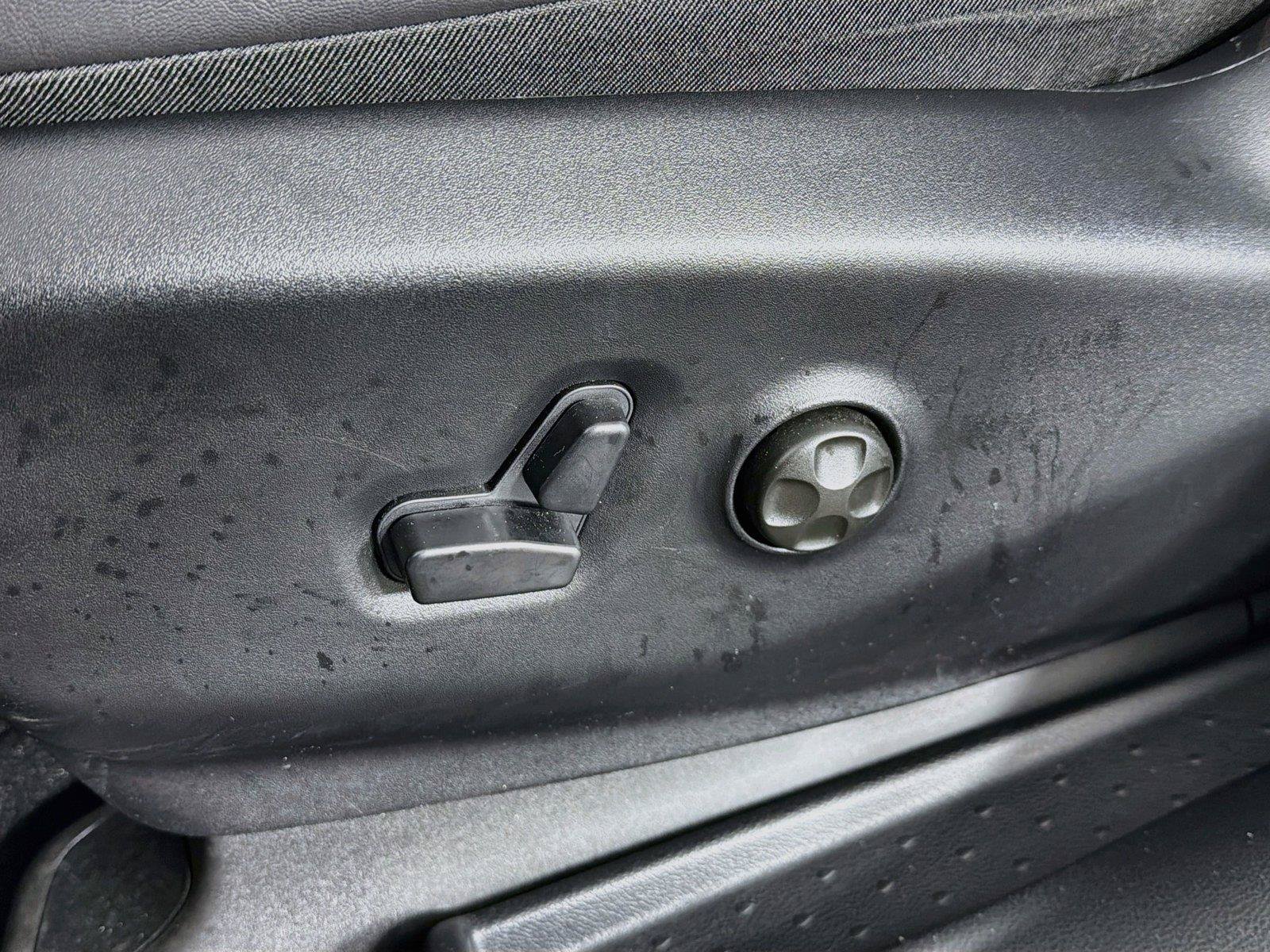 Used 2027 Chrysler Pacifica Limited FWD image 40