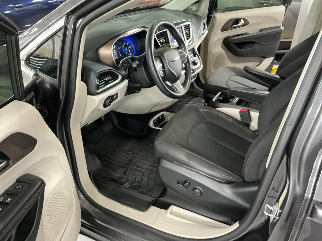 Used 2019 Chrysler Pacifica Touring Plus w/ Tire & Wheel Group FWD image 17