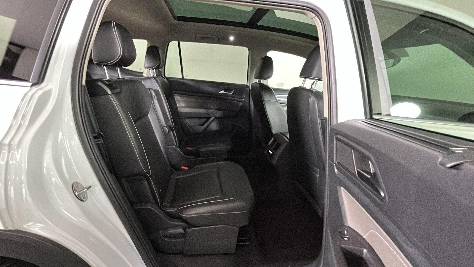 Used 2021 Volkswagen Atlas SE w/ Panoramic Sunroof Package AWD/4WD image 34
