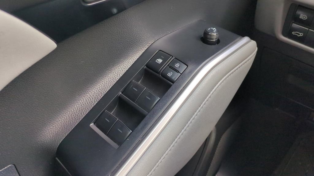 Used 2023 Toyota Highlander XLE image 23