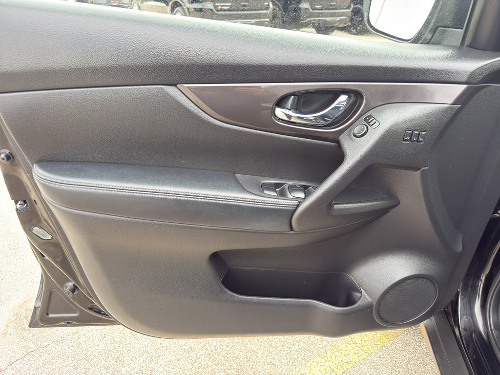Used 2019 Nissan Rogue SV w/ Sun & Sound Touring Package AWD/4WD image 13
