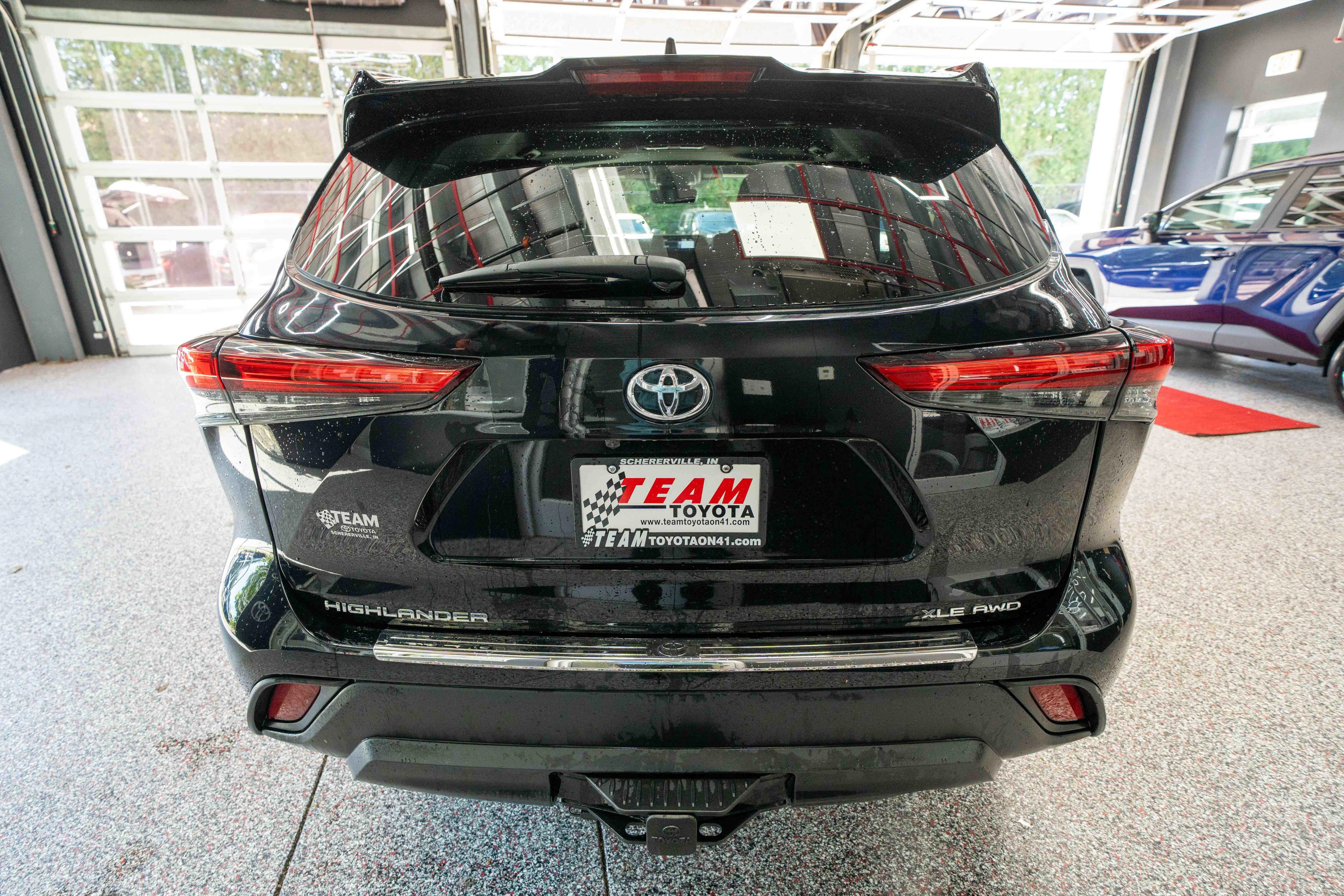 Used 2022 Toyota Highlander XLE AWD/4WD image 3