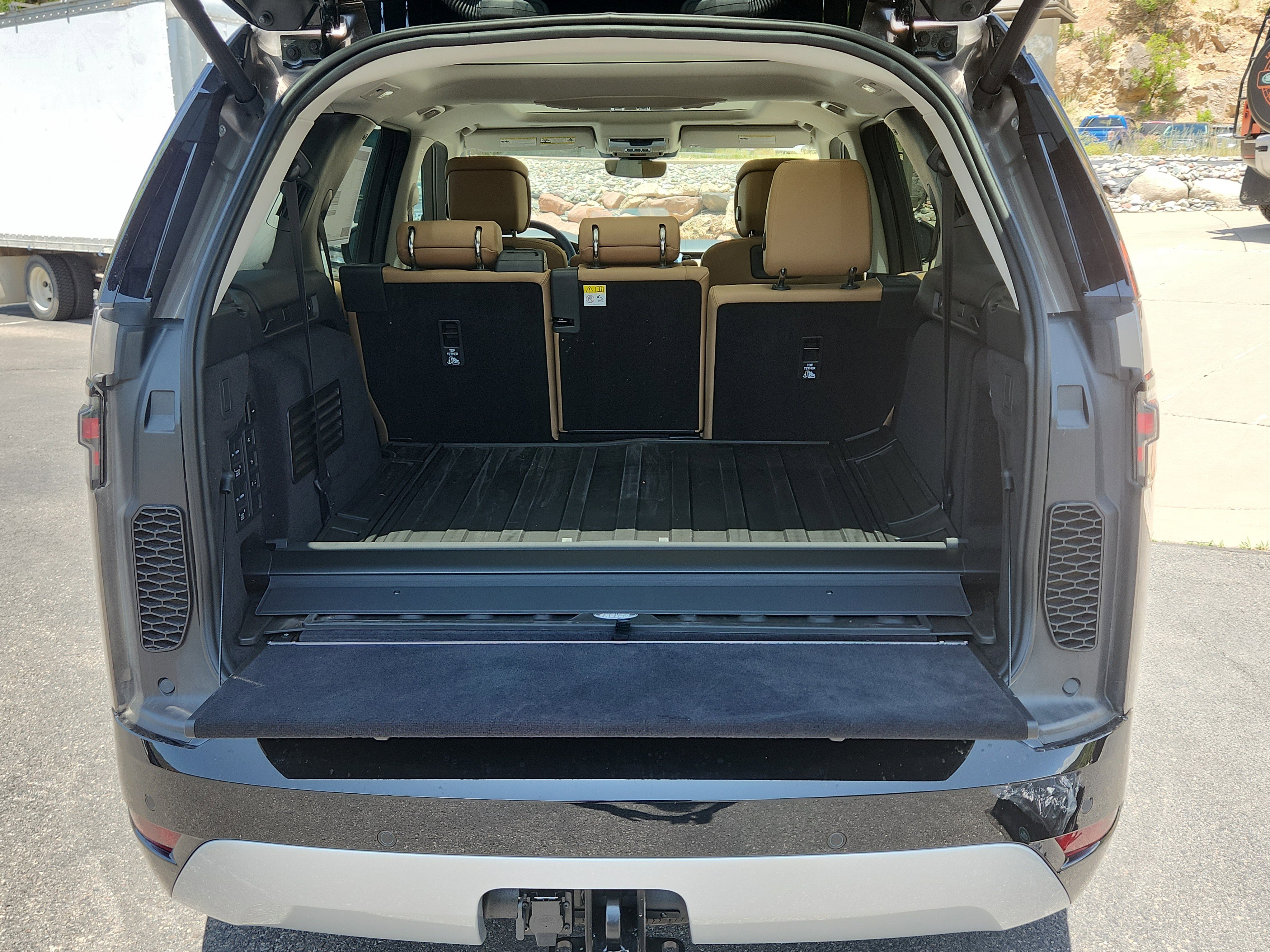 New 2025 Land Rover Discovery Metropolitan Edition image 17