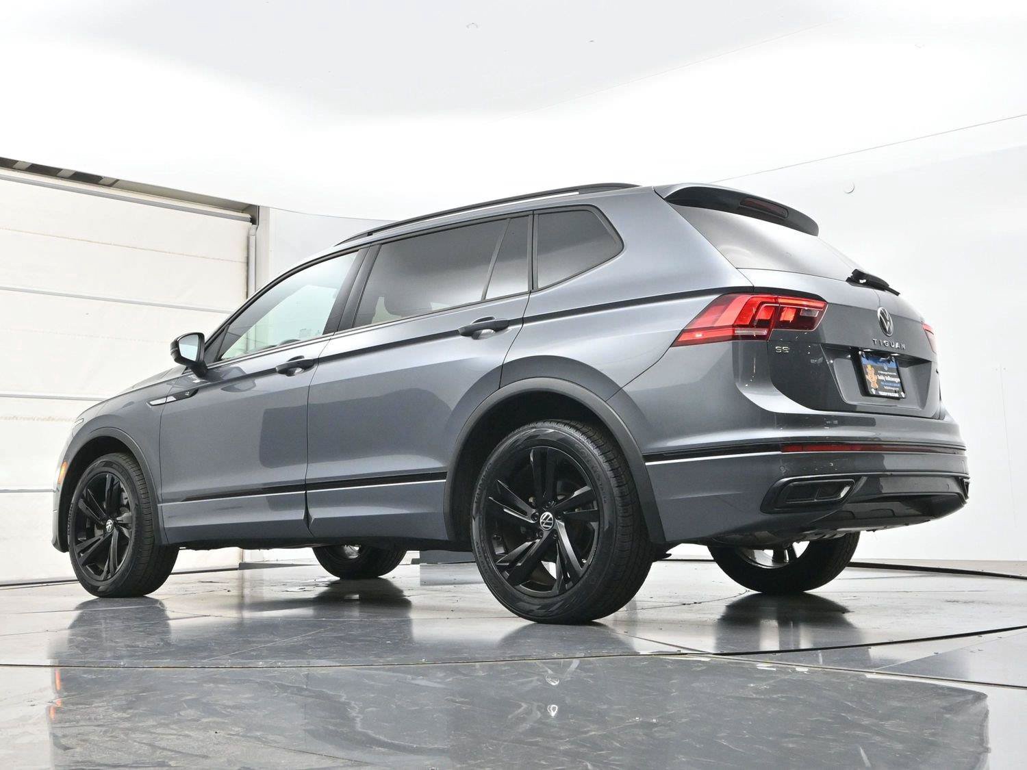 Certified 2023 Volkswagen Tiguan SE R-Line AWD/4WD image 31
