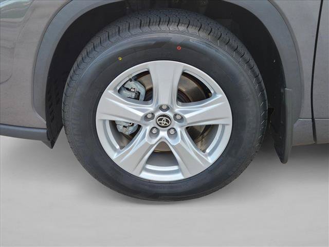Certified 2024 Toyota Highlander LE FWD image 22