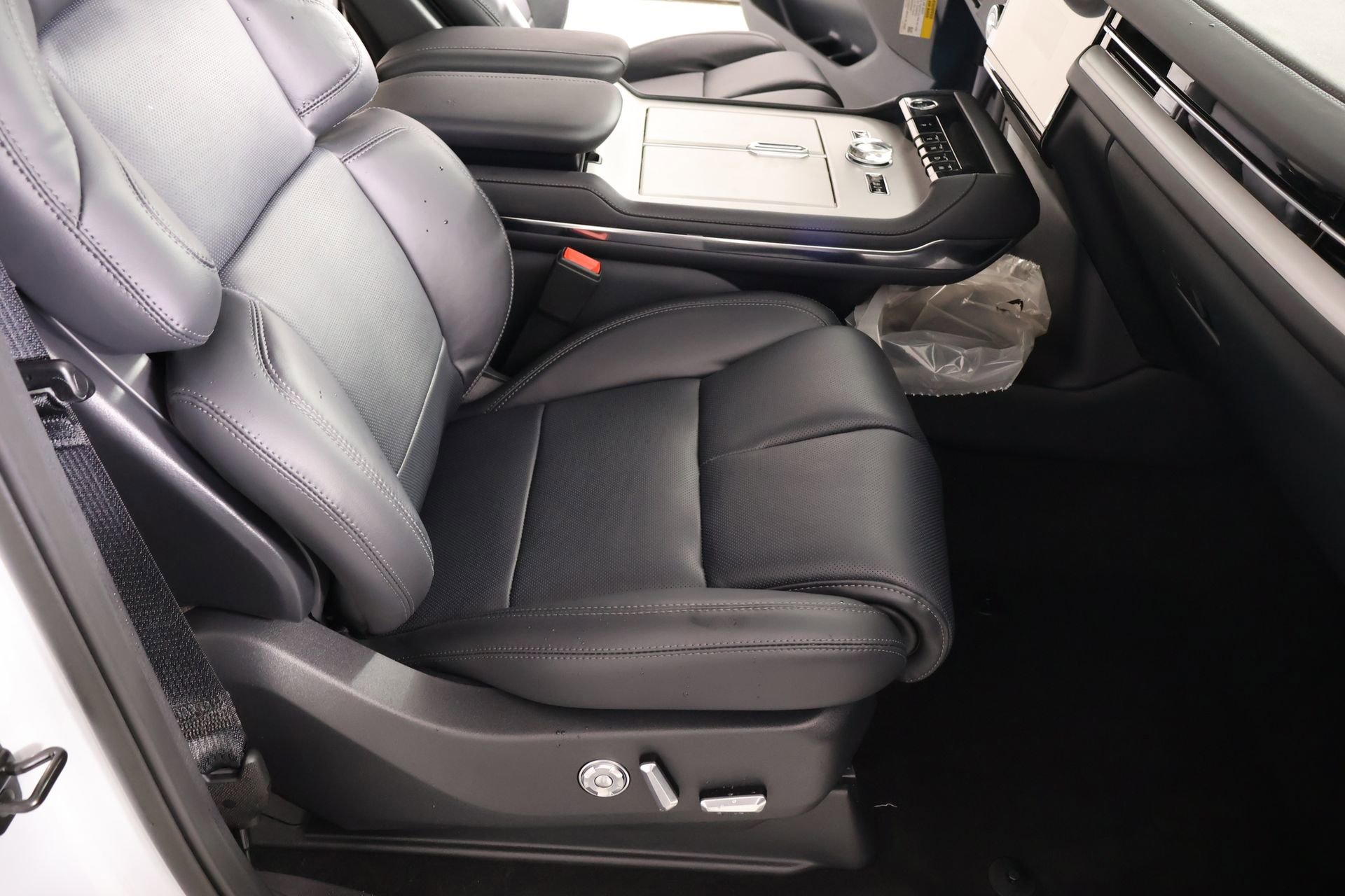 New 2026 Lincoln Navigator L Reserve AWD/4WD image 14