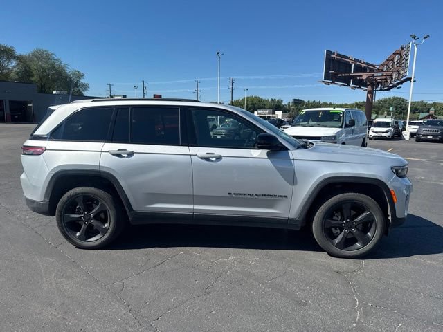 Used 2023 Jeep Grand Cherokee Altitude AWD/4WD image 11