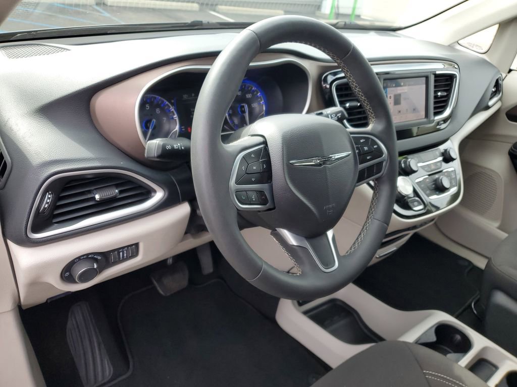 Used 2023 Chrysler Voyager LX image 11