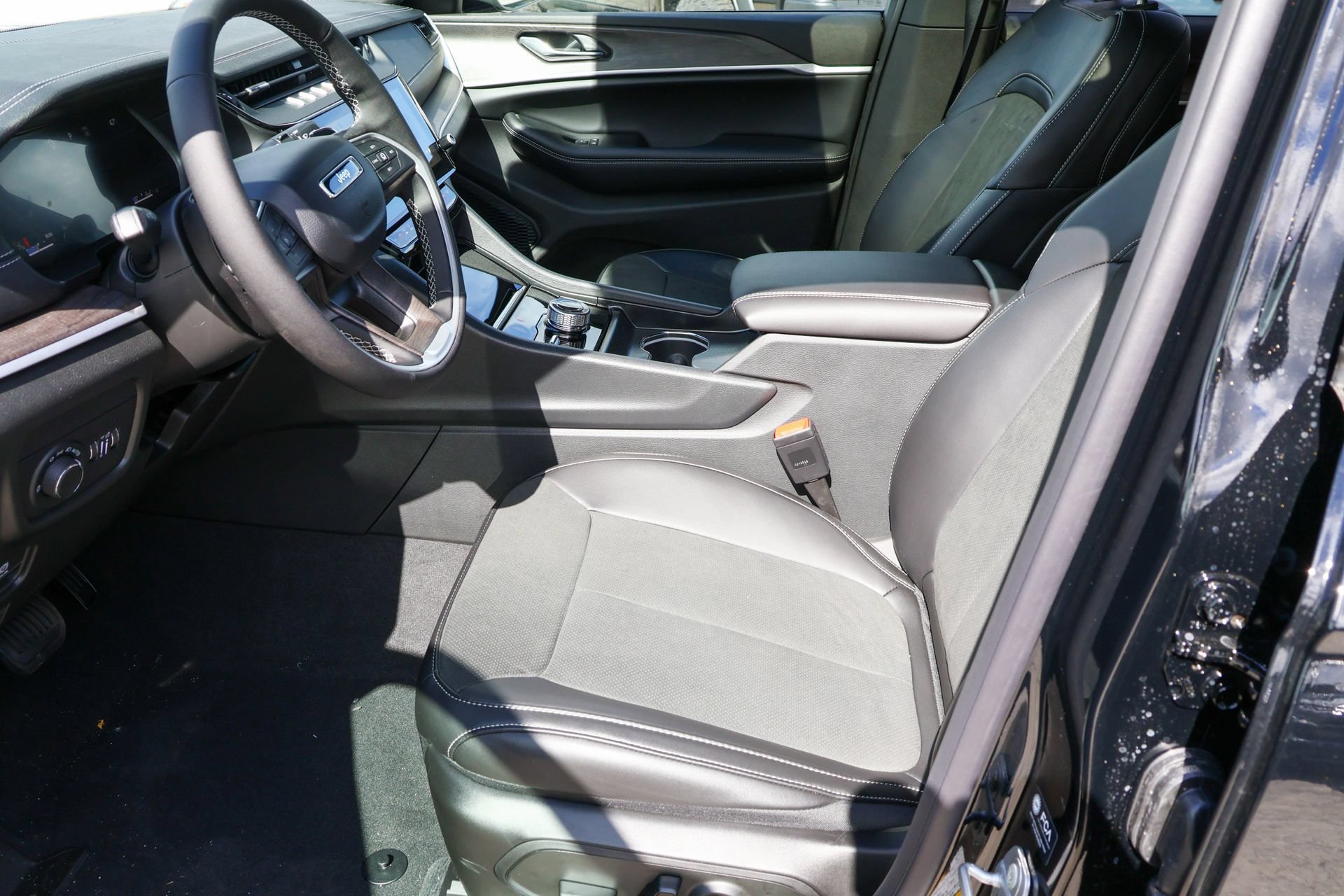 New 2026 Jeep Grand Cherokee Altitude AWD/4WD image 4