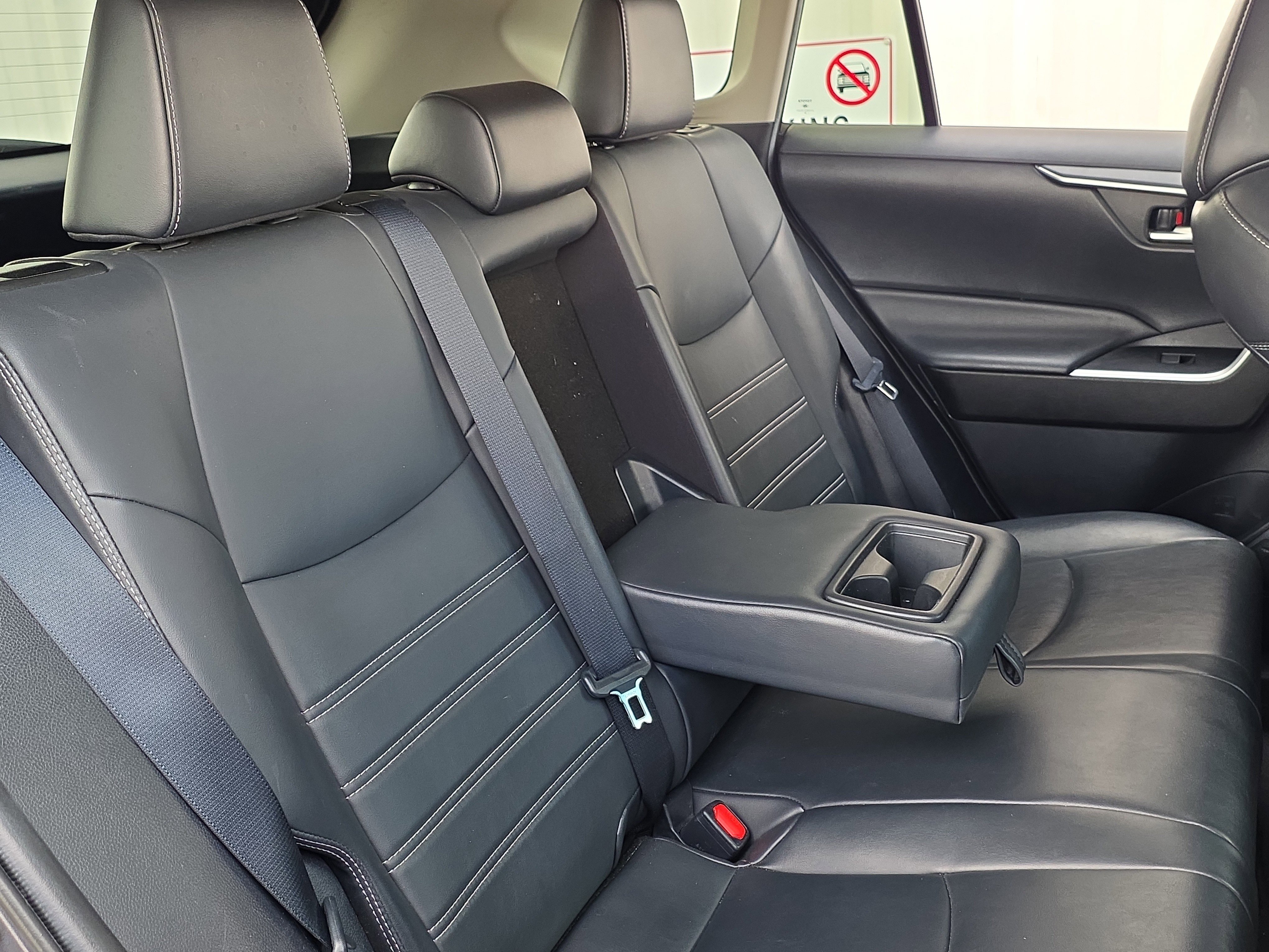 Used 2020 Toyota RAV4 XLE Premium image 33