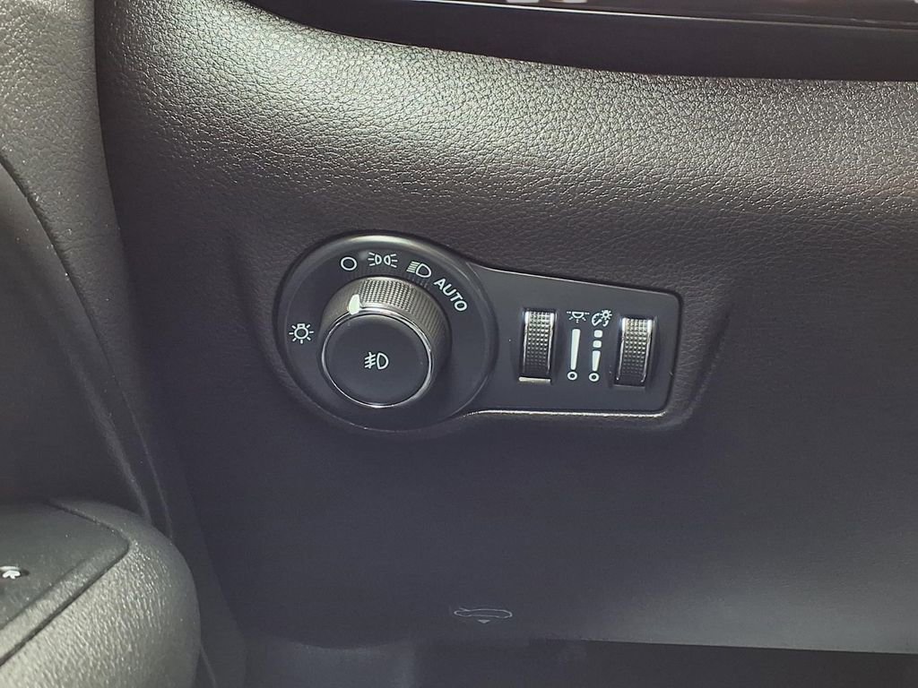 Used 2025 Jeep Compass Trailhawk AWD/4WD image 17