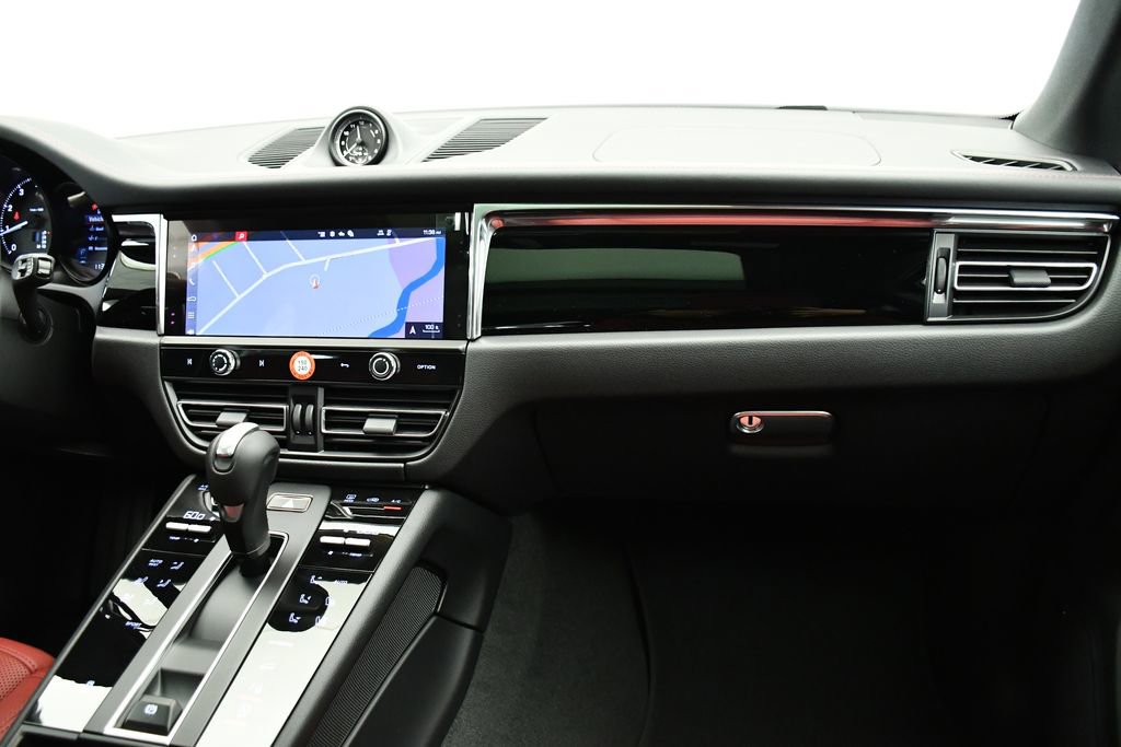 Used 2025 Porsche Macan image 32