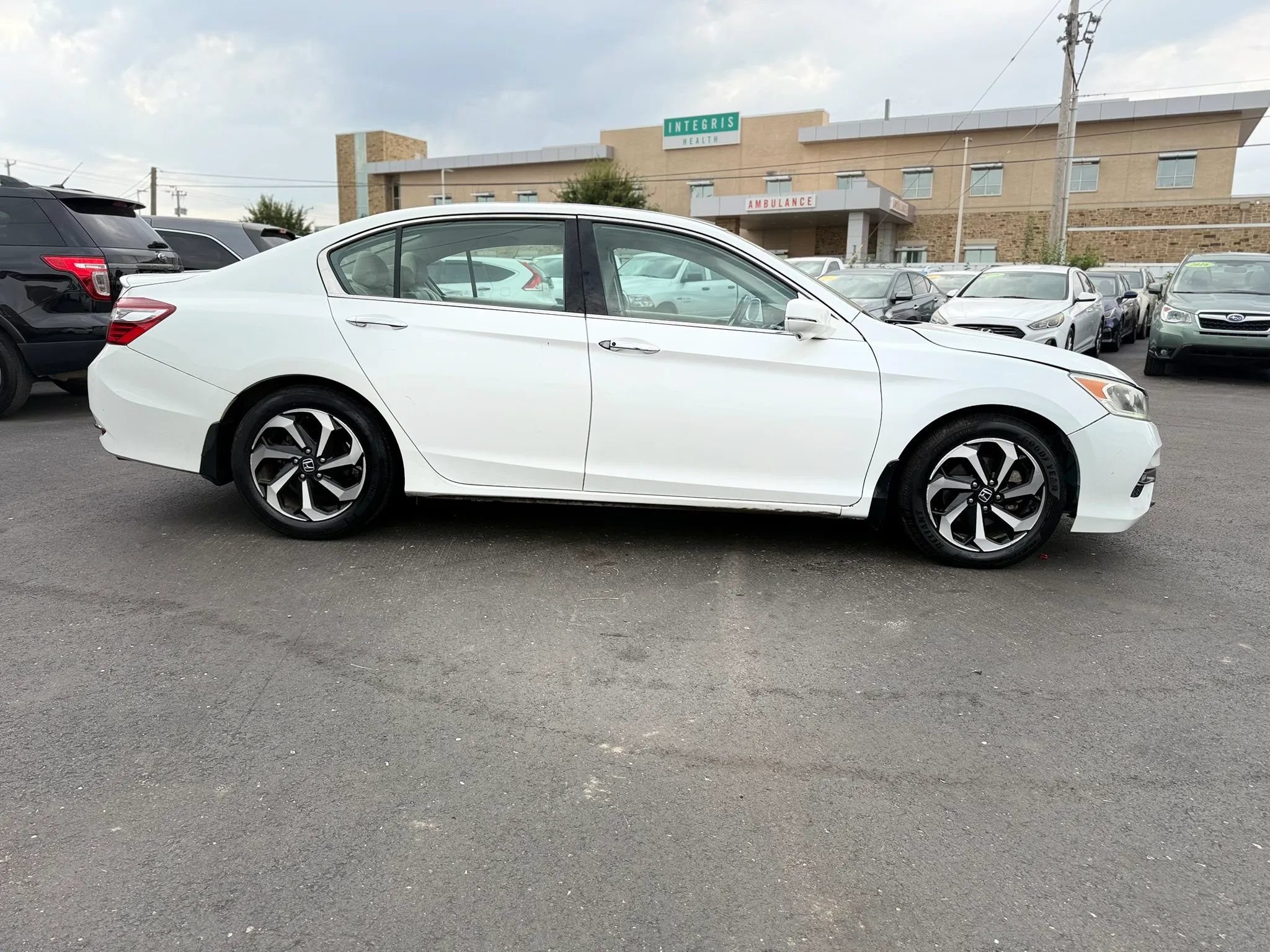 Used 2017 Honda Accord EX-L image 2