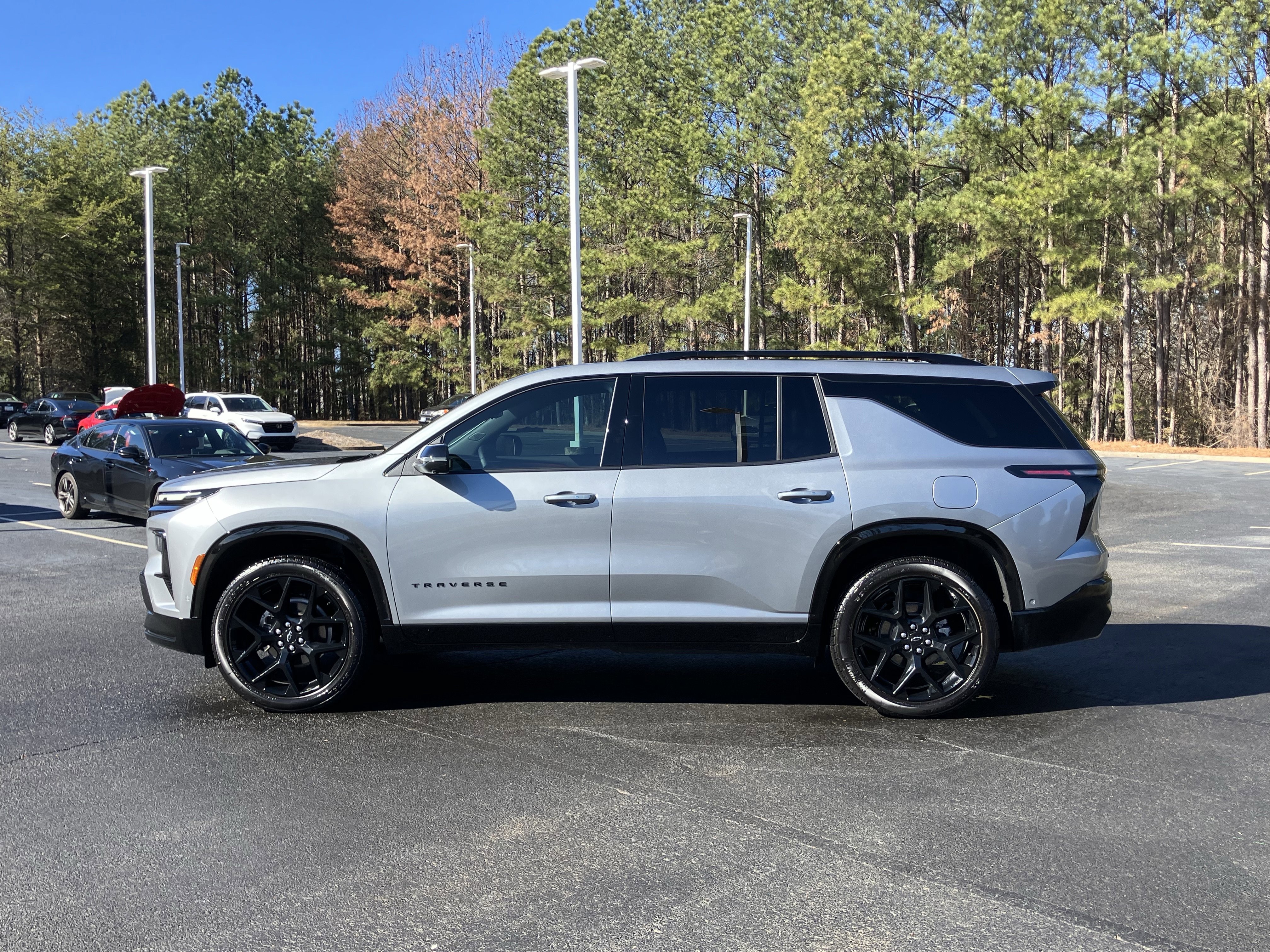 Used 2025 Chevrolet Traverse RS image 7