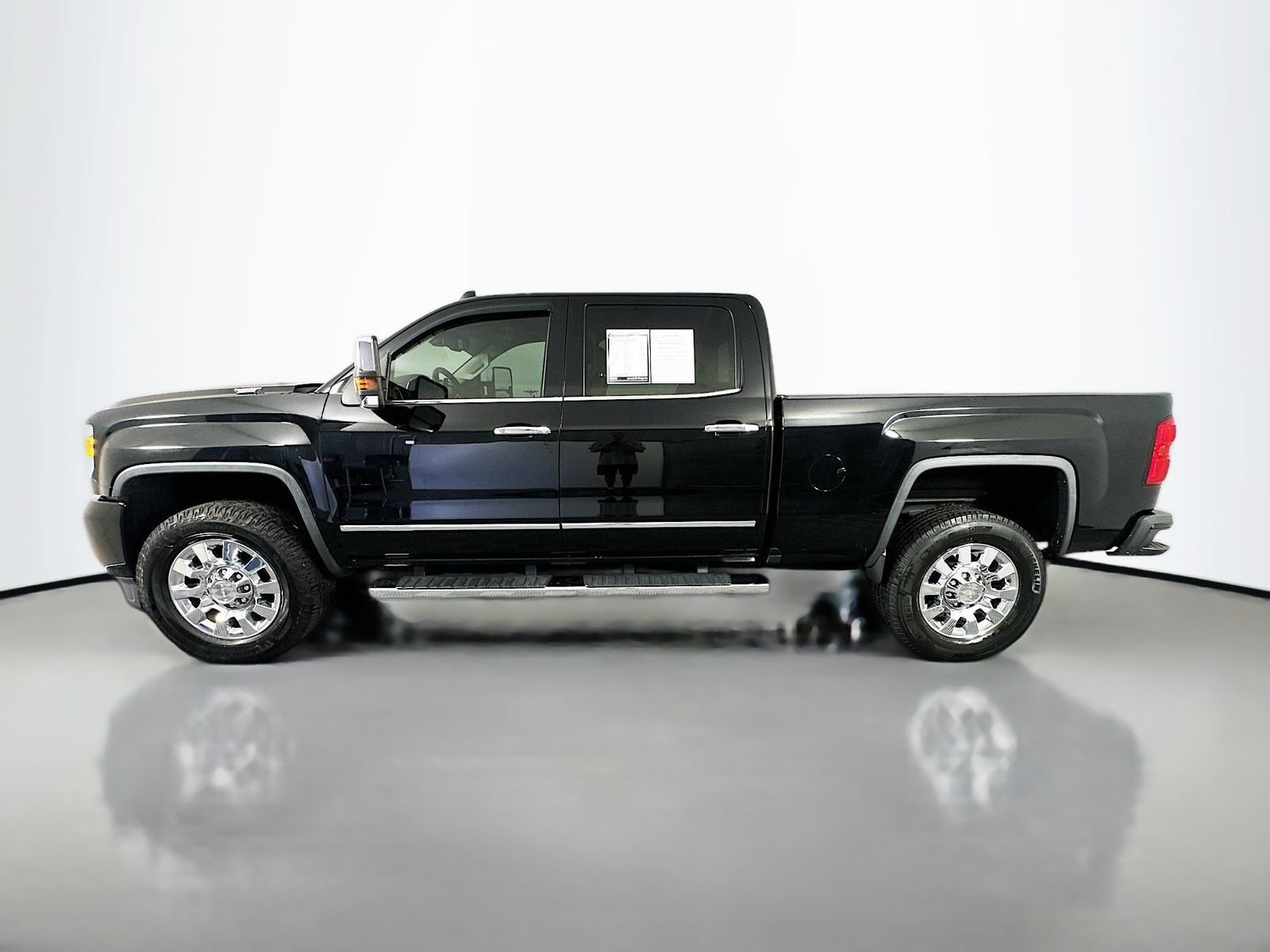 Used 2019 GMC Sierra 2500 Denali w/ Duramax Plus Package AWD/4WD image 4