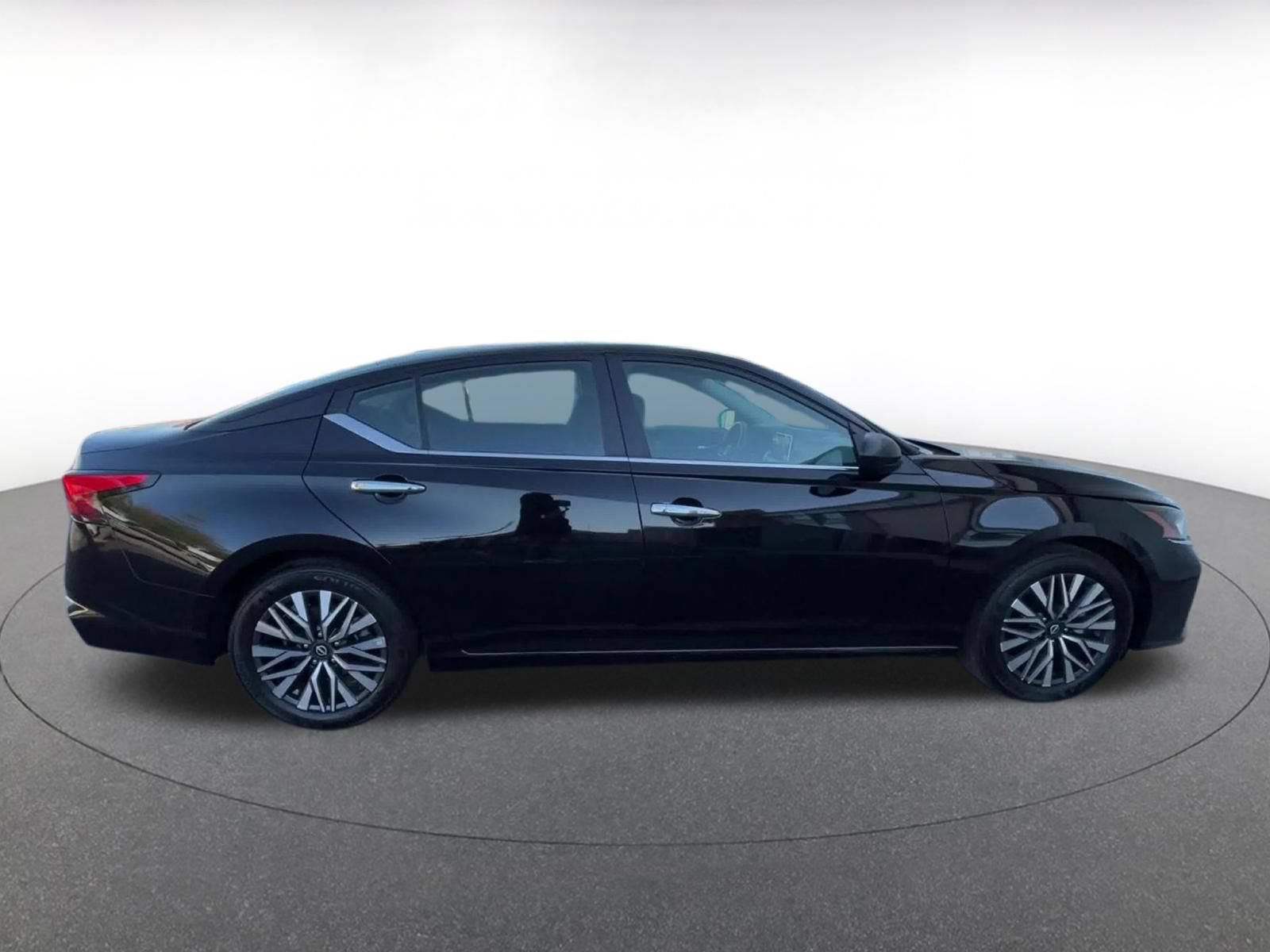 Used 2025 Nissan Altima 2.5 SV FWD image 16