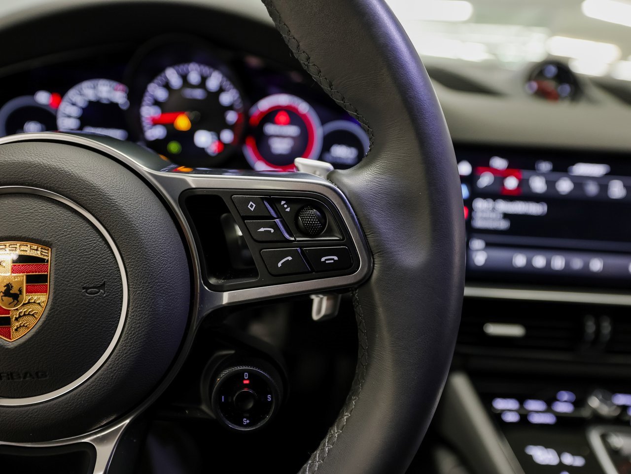 Certified 2023 Porsche Cayenne Platinum Edition image 16