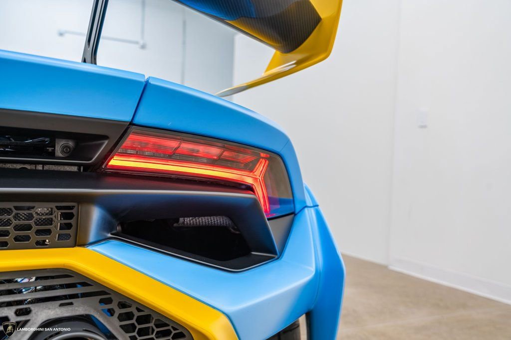 Used 2022 Lamborghini Huracan STO image 7