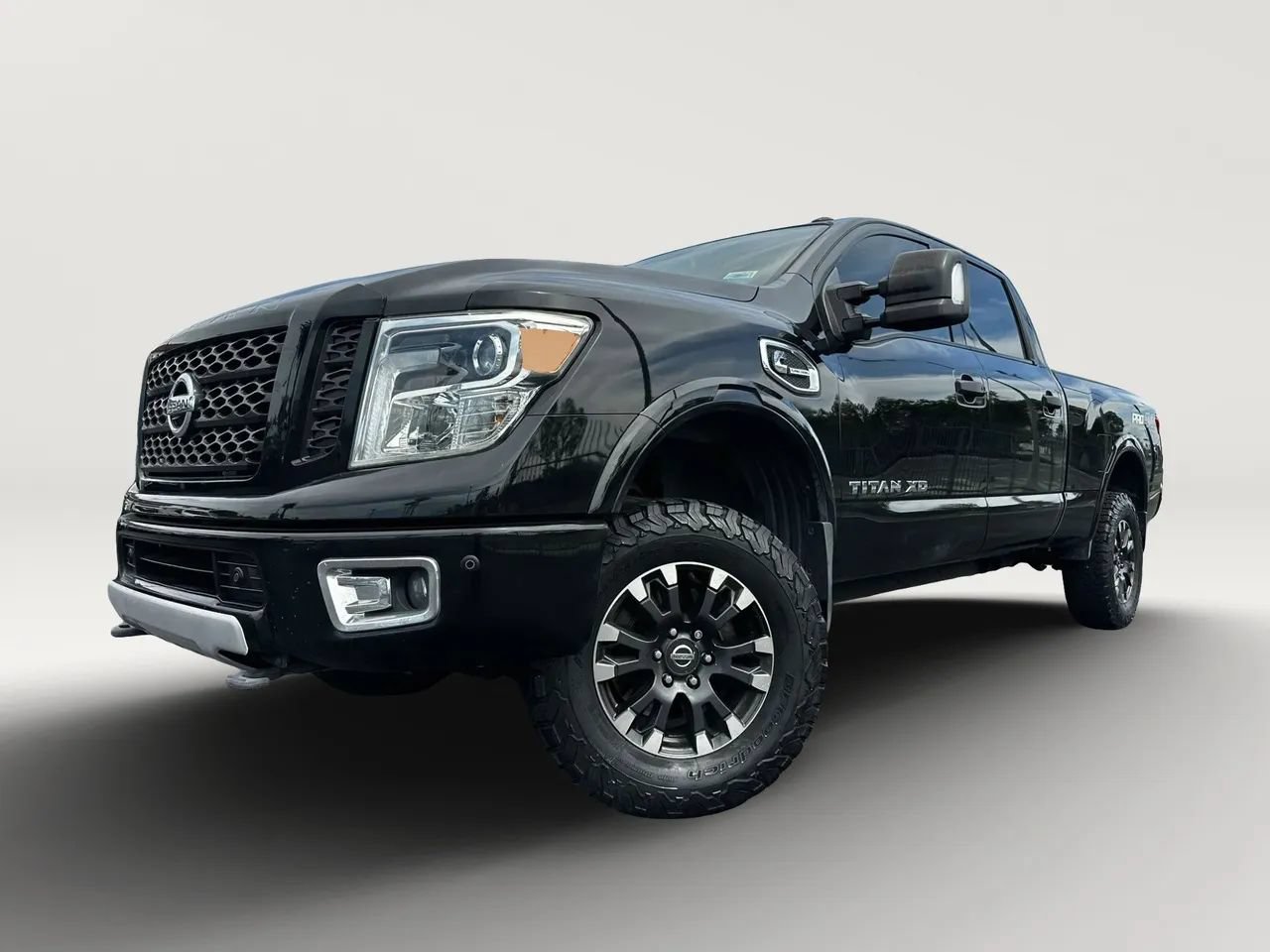 Used 2017 Nissan Titan PRO-4X w/ Pro-4x Convenience Package AWD/4WD image 1