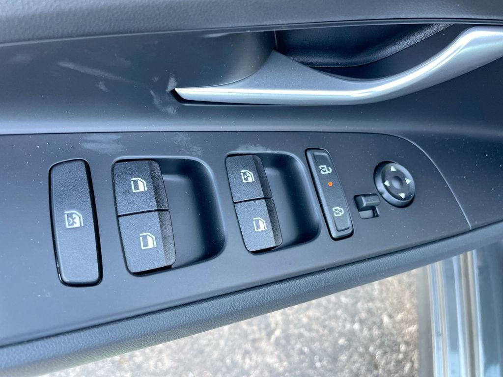 Used 2025 Hyundai Elantra Blue image 39