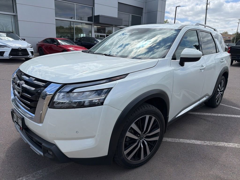 Used 2024 Nissan Pathfinder Platinum AWD/4WD image 4