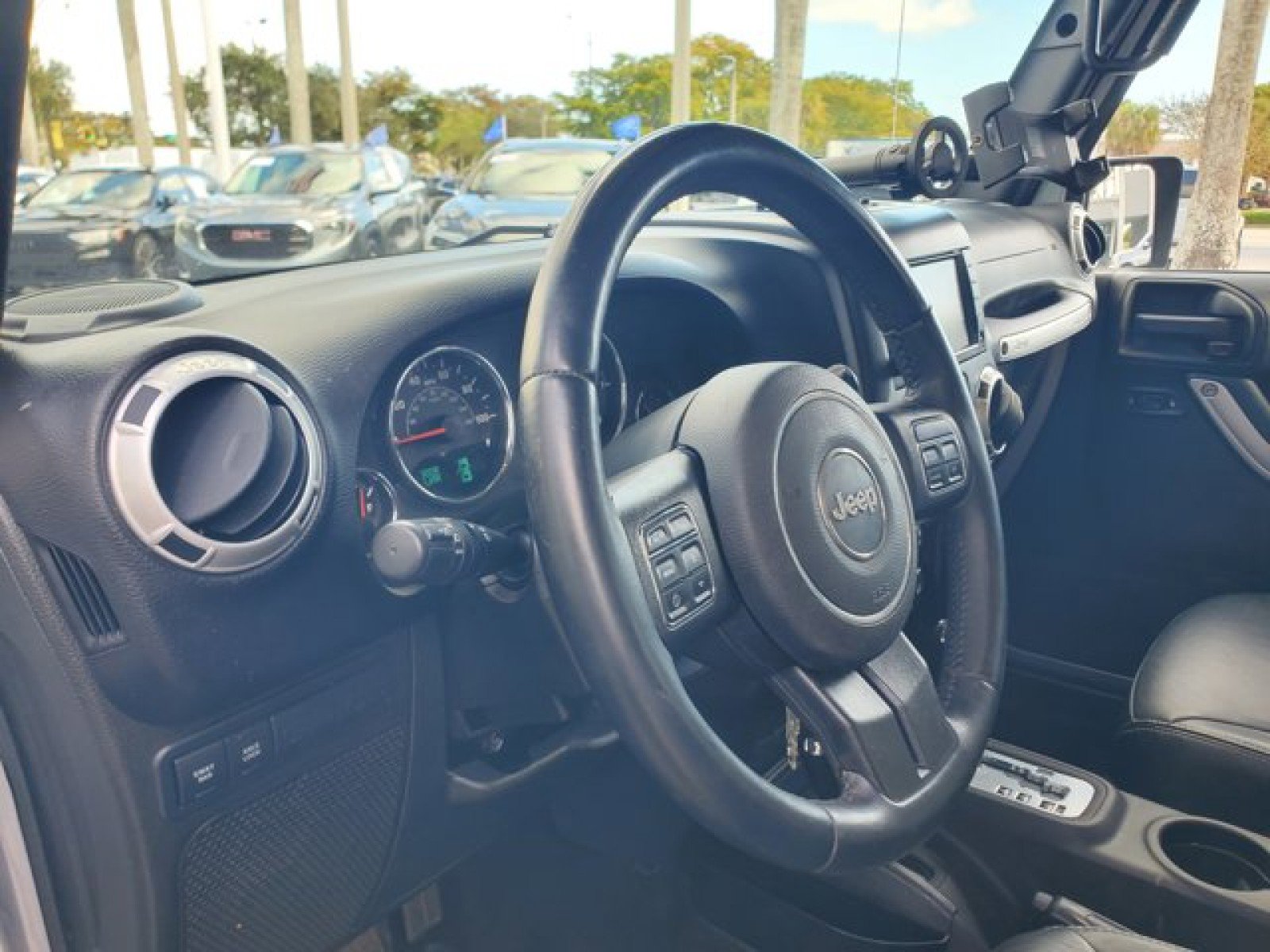 Used 2015 Jeep Wrangler Unlimited Rubicon w/ Connectivity Group image 9