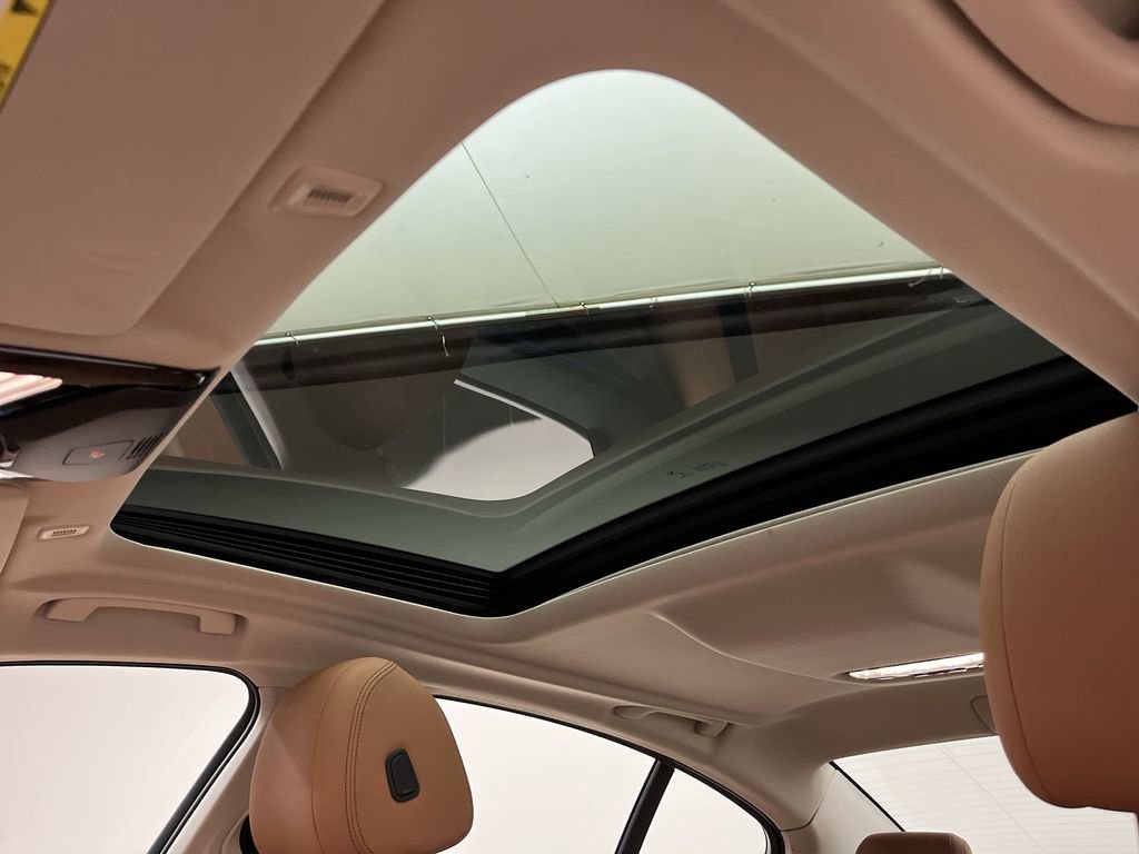 Certified 2022 BMW 530e xDrive w/ Premium Package image 22