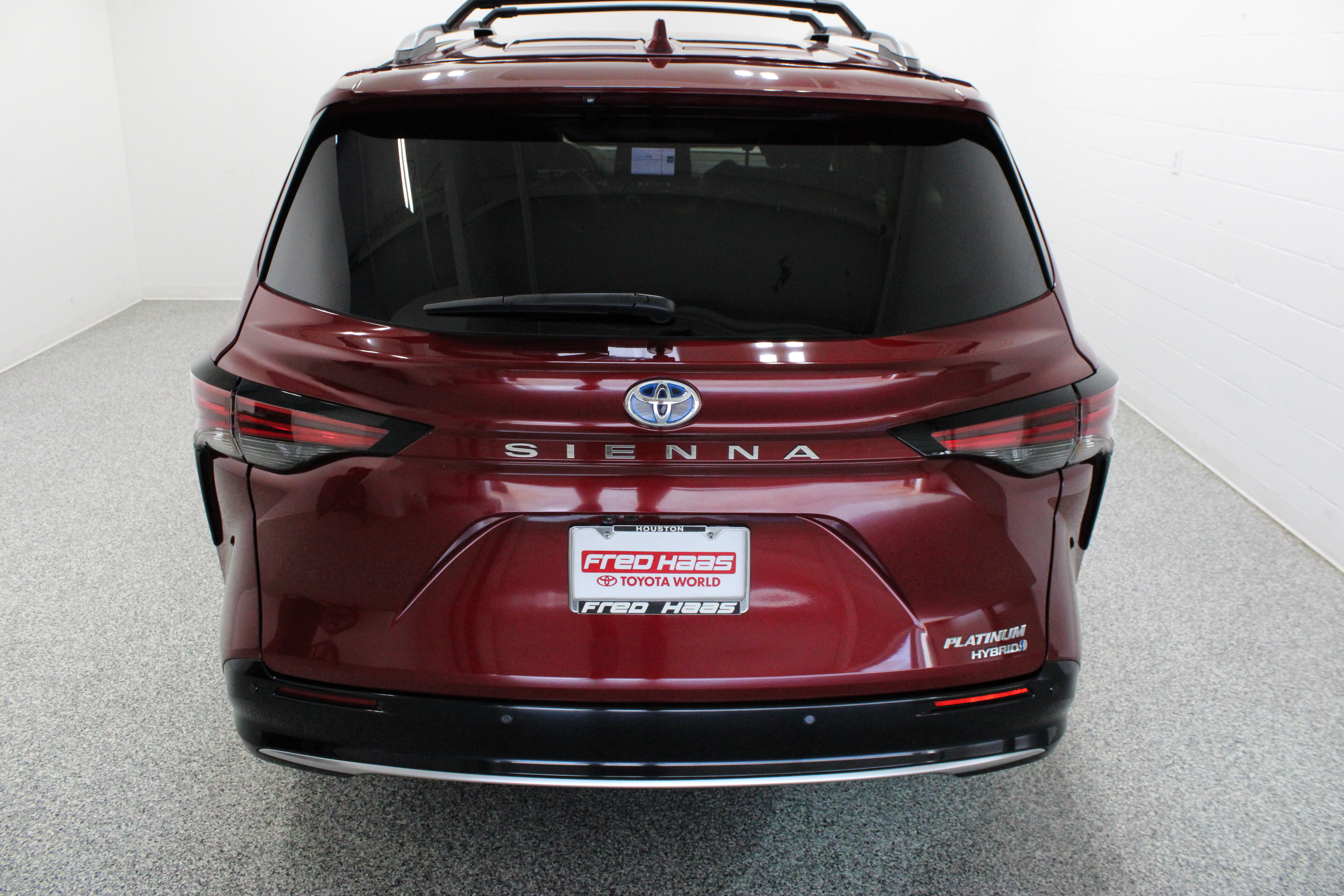 Used 2024 Toyota Sienna Platinum FWD image 8