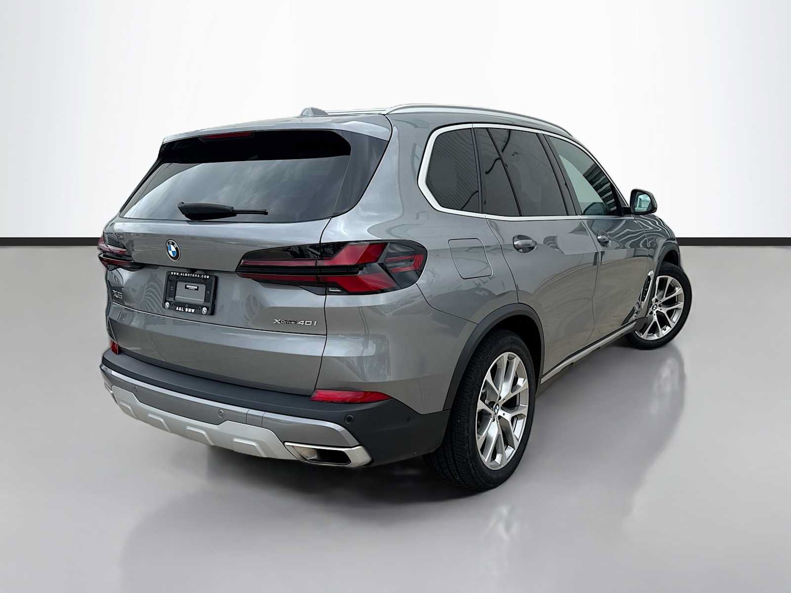 Used 2024 BMW X5 xDrive40i w/ Premium Package AWD/4WD image 3