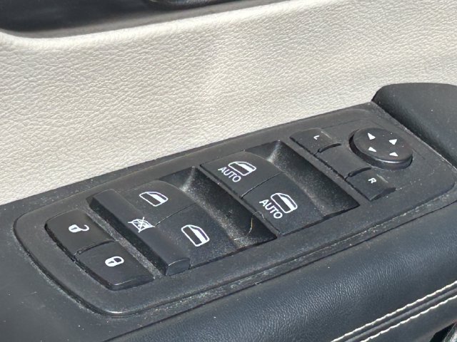 Used 2024 Chrysler Pacifica Limited FWD image 28