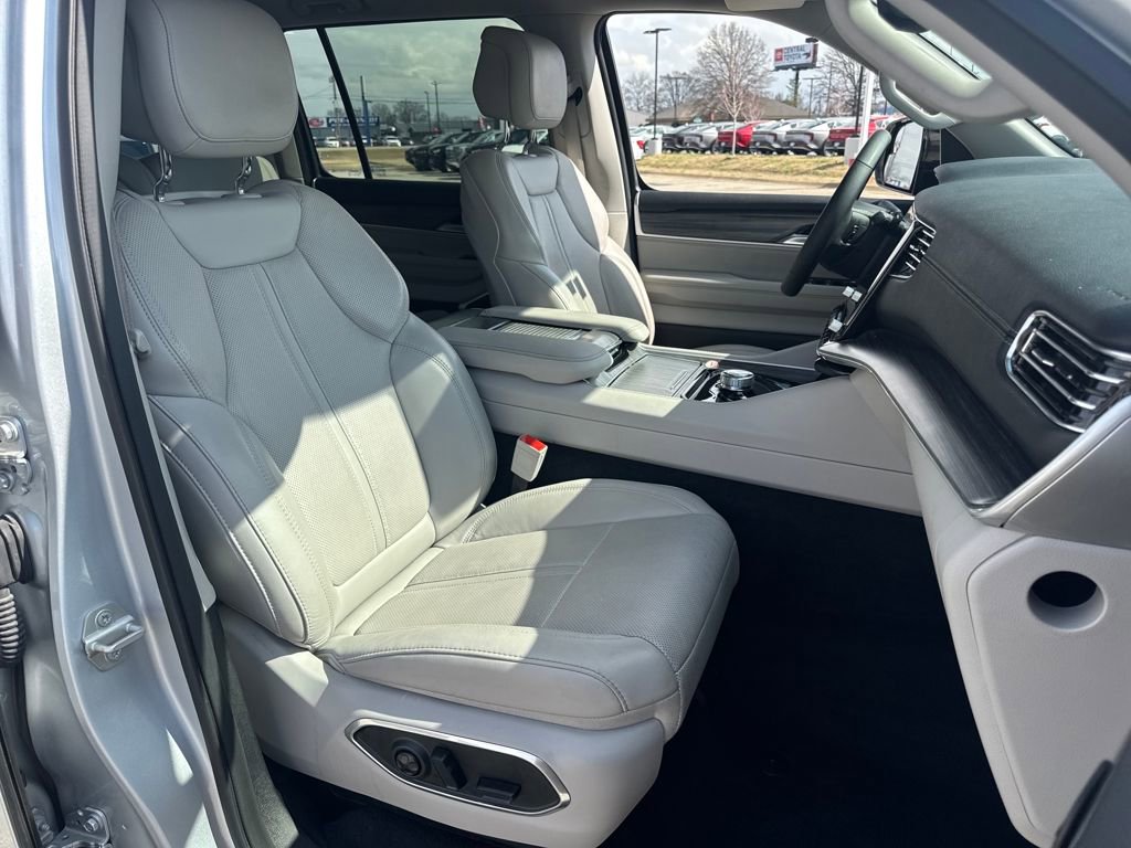 Used 2024 Jeep Wagoneer Series II w/ Flexible Seating Group image 14