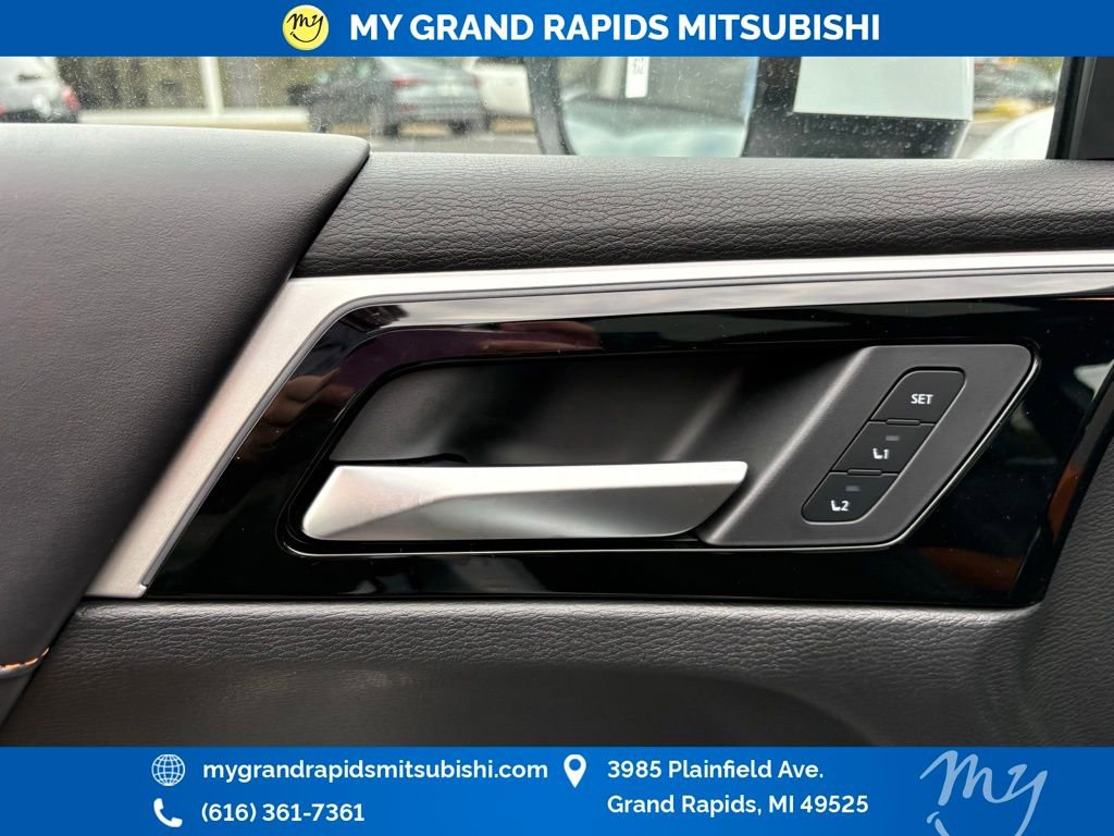 New 2025 Mitsubishi Outlander SEL image 12