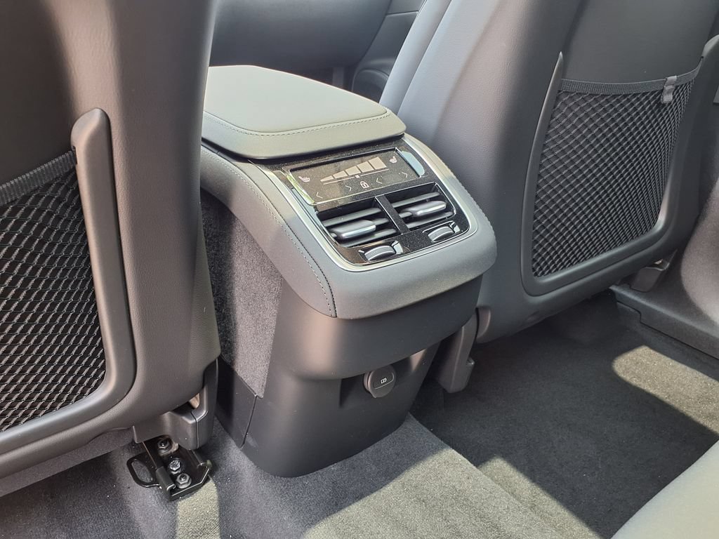 New 2026 Volvo XC90 B5 Plus w/ Protection Package Premier AWD/4WD image 16