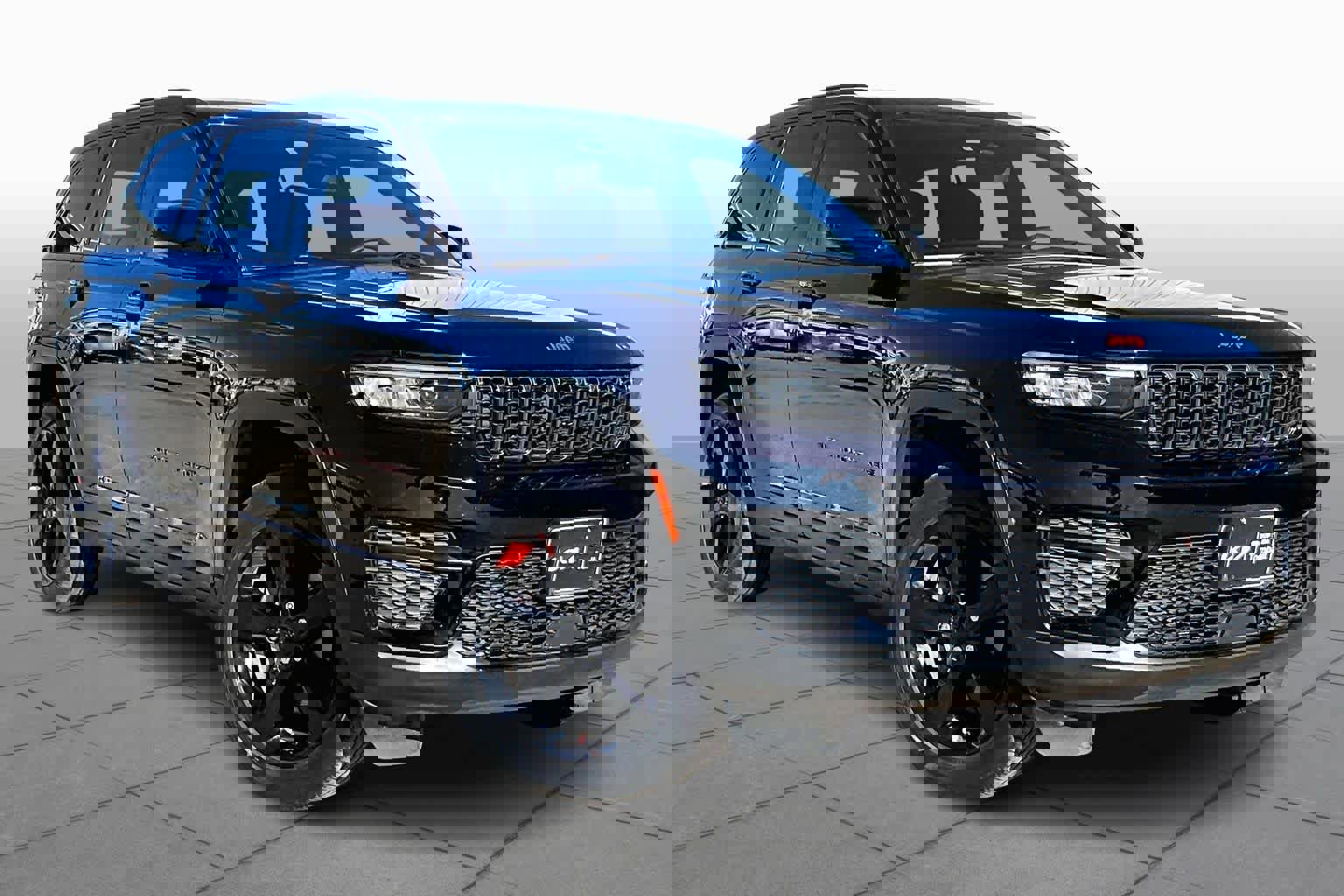 Used 2023 Jeep Grand Cherokee Altitude image 2