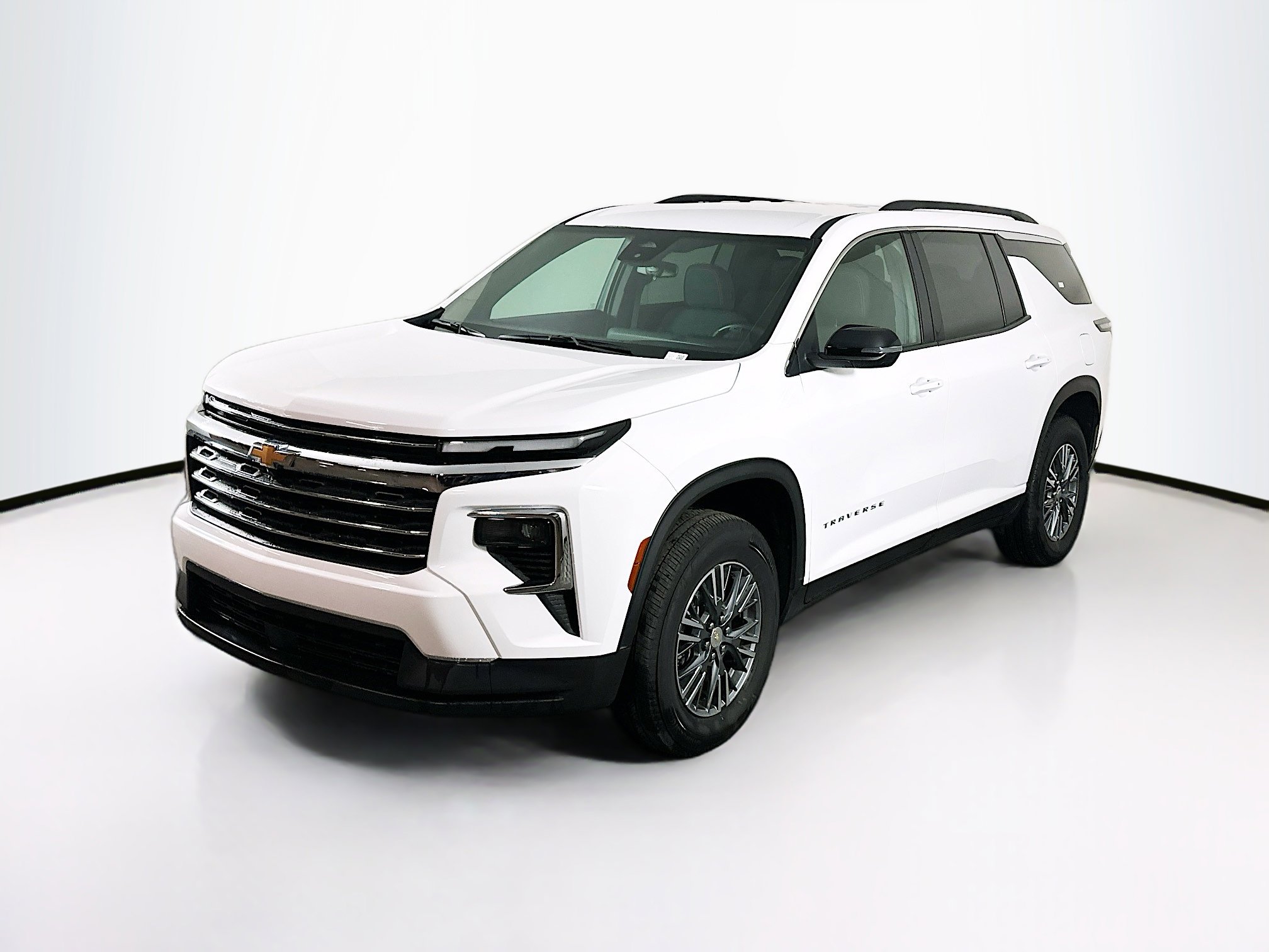 Used 2025 Chevrolet Traverse LT image 3