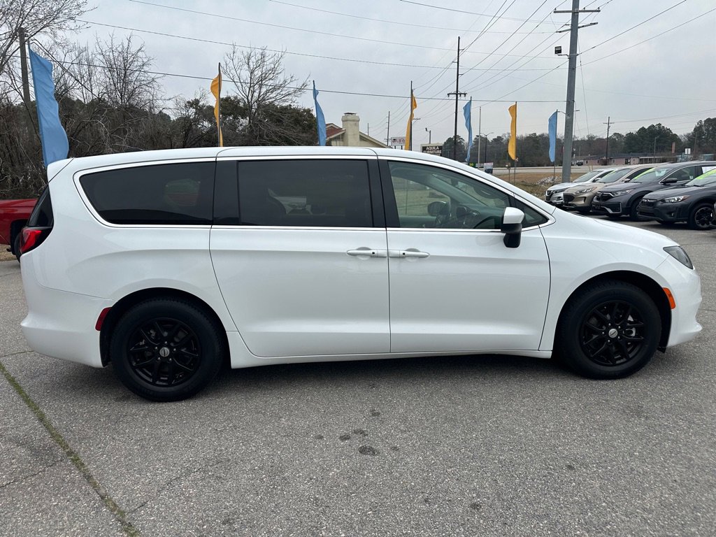Used 2023 Chrysler Voyager LX image 6