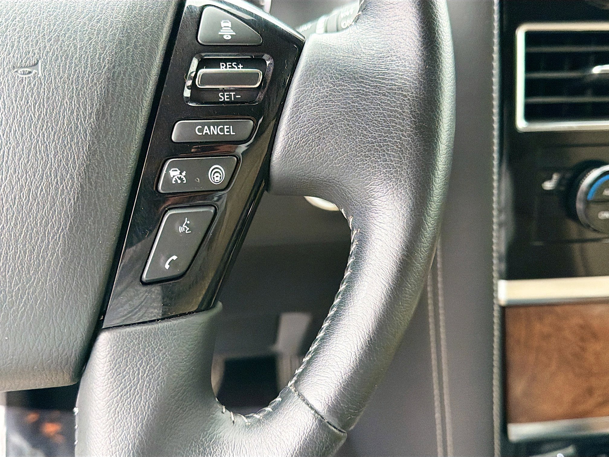 Used 2022 Nissan Armada SL image 38