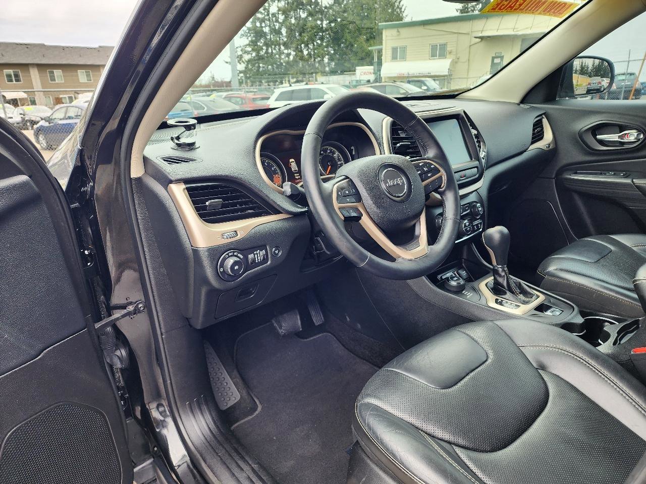 Used 2015 Jeep Cherokee Limited w/ Luxury Group AWD/4WD image 13