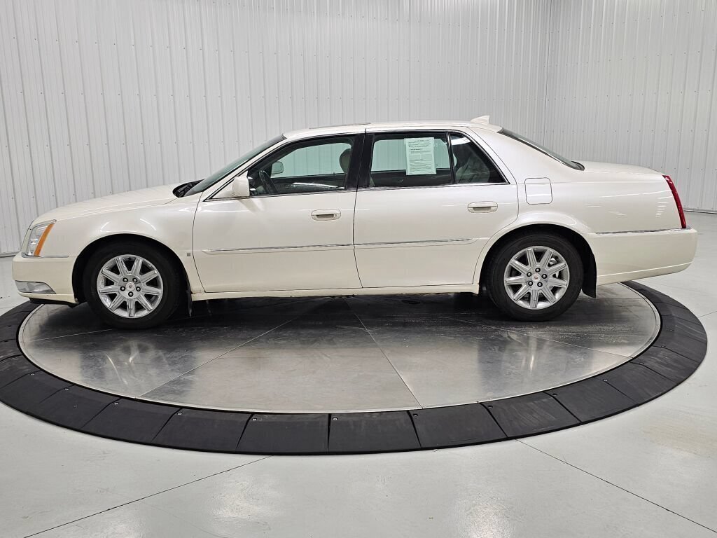 Used 2009 Cadillac DTS FWD image 2
